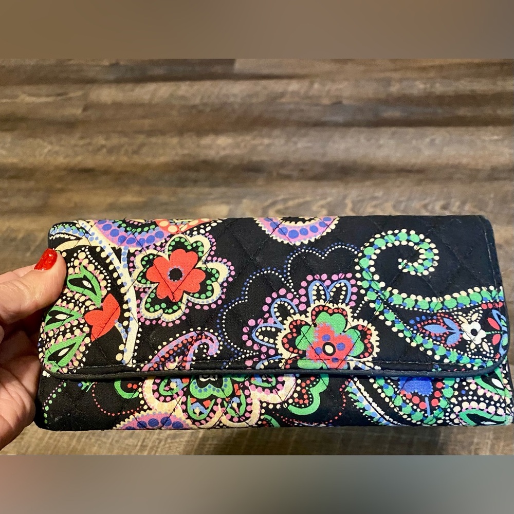 VERA BRADLEY Zip Bifold  Wallet Black with Flowers & Paisley